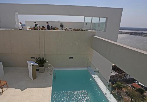 Изглед към басейн в Asuncion Rent Suites Centro или наблизо