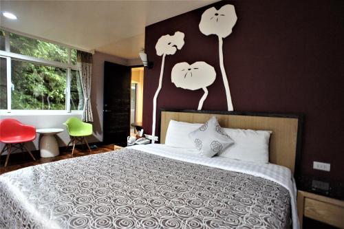 Tempat tidur dalam kamar di Xi Xin Guan Hot Spring Resort