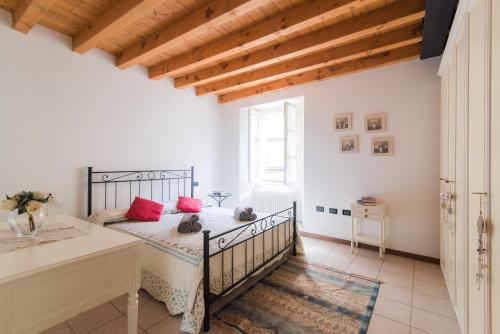 Un dormitorio con una cama con almohadas rojas. en Ca Mia - The House Of Travelers, en Como