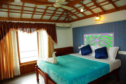 Postel nebo postele na pokoji v ubytování Kera Houseboats Alleppey