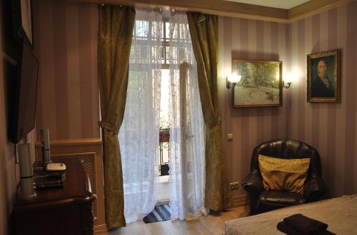 リヴィウにあるApartments in Lviv centerのベッドルーム1室(ベッド1台、窓、椅子付)