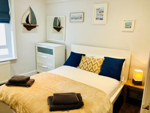 a bedroom with a bed with two towels on it at Modern One Bedroom Apartment near the seafront in Portsmouth
