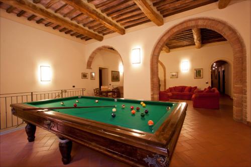 sala de estar con mesa de billar en una habitación en Le Vecchie Cantine, en Chianni