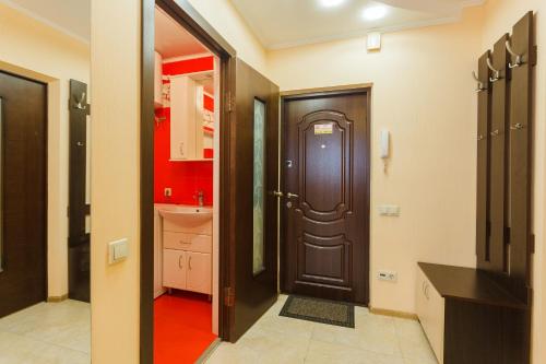 キーウにあるКвартира рядом з метро Мінськаのバスルーム(木製のドア、シンク付)