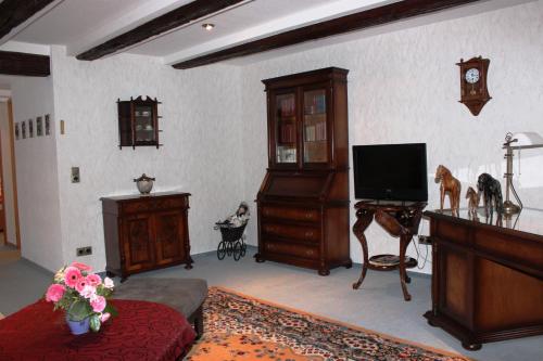 ein Wohnzimmer mit Möbeln und einem TV in der Unterkunft Puppenstübchen in Wernigerode