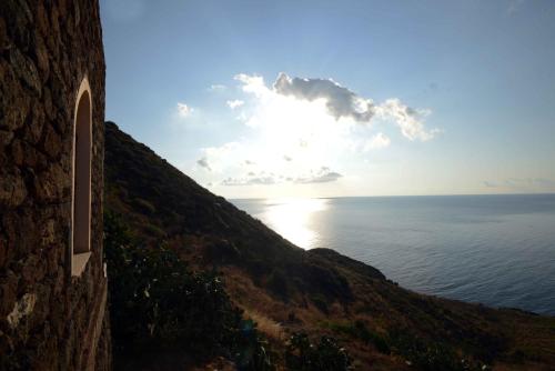 パンテレリアにあるDammuso Eurus, oasi di relax a Pantelleriaの丘の横からの海の景色