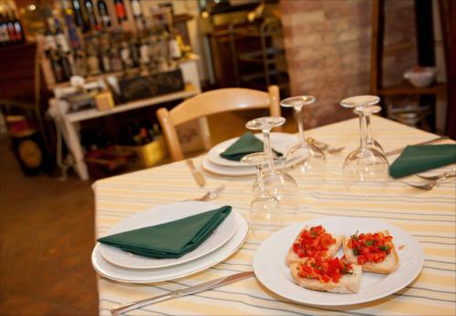 a table with plates of food on top at Le Vecchie Cantine in Chianni