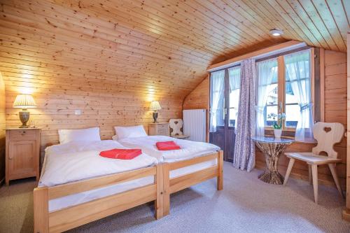 - une chambre avec un lit doté de 2 oreillers rouges dans l'établissement Guest House du Grand Paradis - On Piste, à Champéry