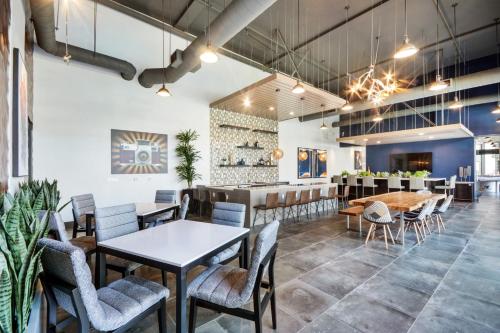 a dining room with tables and chairs and a bar at Bluebird Suites in Menlo Park in Menlo Park