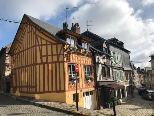 ein Fachwerkhaus an der Straßenseite in der Unterkunft La Maison de Pierre et Valérie Ste Catherine Honfleur in Honfleur