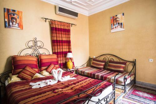 Ein Bett oder Betten in einem Zimmer der Unterkunft Riad Losra