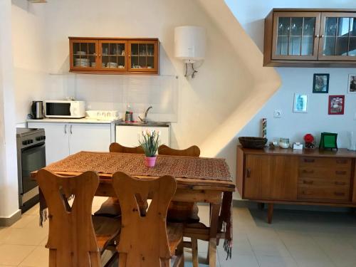 ブダペストにあるRudolf Houseの部屋にテーブルと椅子のあるキッチン