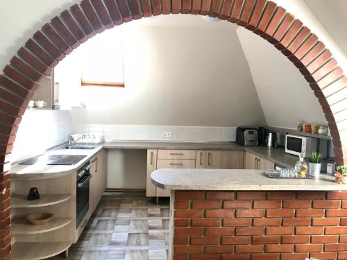 einen Torbogen in einer Küche mit Ziegelwand in der Unterkunft Rudolf Apartment in Budapest