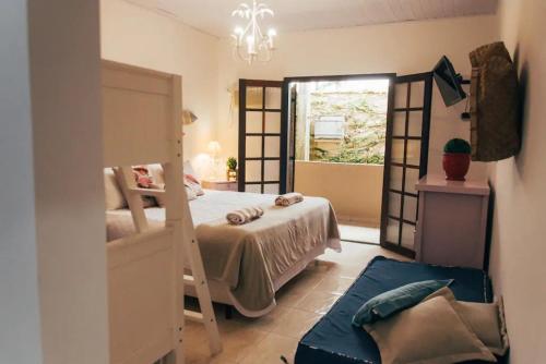 um quarto com um beliche e uma janela em Pousada Familia Ottoboni em Cananeia