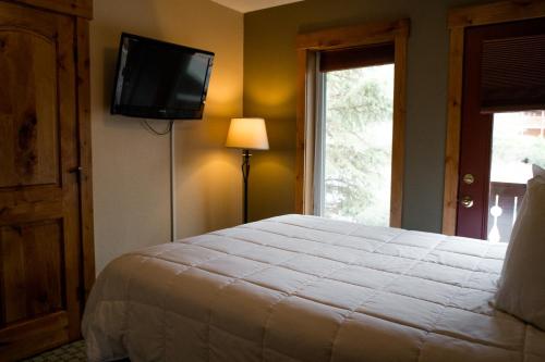 Ένα ή περισσότερα κρεβάτια σε δωμάτιο στο Silver Moon Inn
