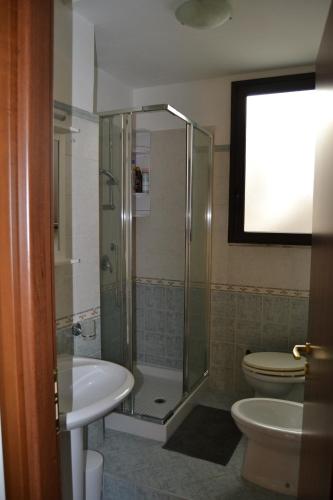 W łazience znajduje się prysznic, toaleta i umywalka. w obiekcie Chez Amélie & Jean-Louis w Katanii