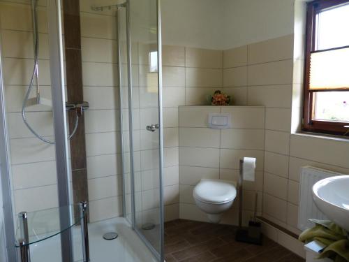 ヴィークにあるFerienwohnungen Strandweg 6のバスルーム(シャワー、トイレ、シンク付)