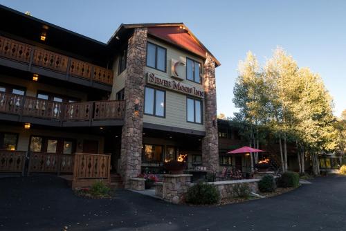 een groot gebouw met een bord dat staat voor service mountain bij Silver Moon Inn in Estes Park