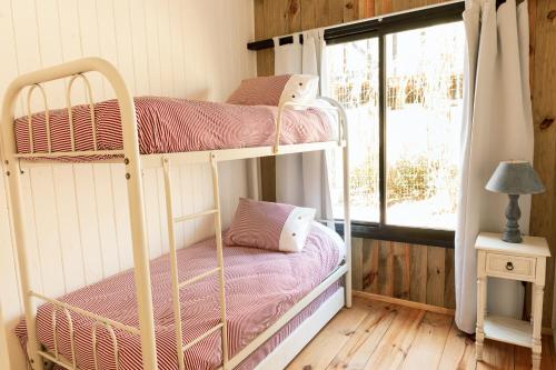 Katil dua tingkat atau katil-katil dua tingkat dalam bilik di Zulu Beach