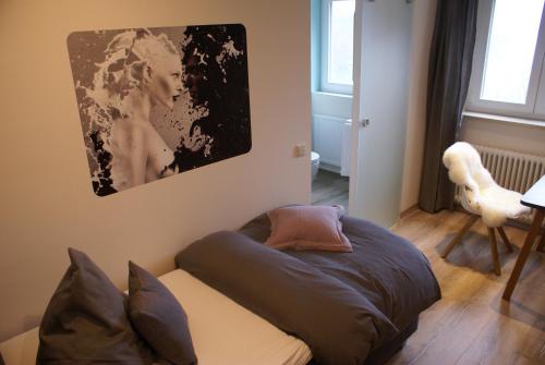 - une chambre avec un lit et une peinture murale dans l'établissement Hotel Storchen, à Rheinfelden