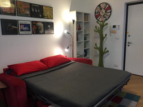 トリノにあるA due passi dal Lingottoの赤い枕が備わるベッド1台