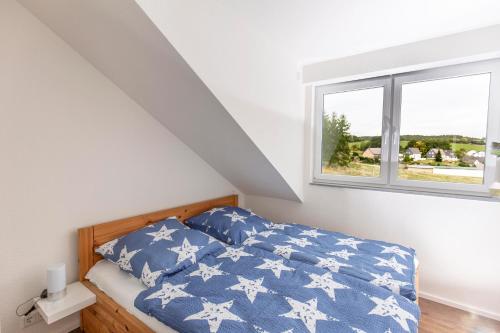 - une chambre avec un lit et une fenêtre dans l'établissement Ferienwohnungen "Am Mühlenberg", à Lindlar