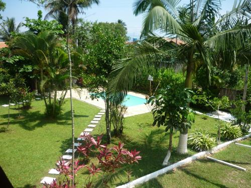 - une vue sur la piscine depuis le balcon du complexe dans l'établissement Chalés Santorini, à Caraguatatuba