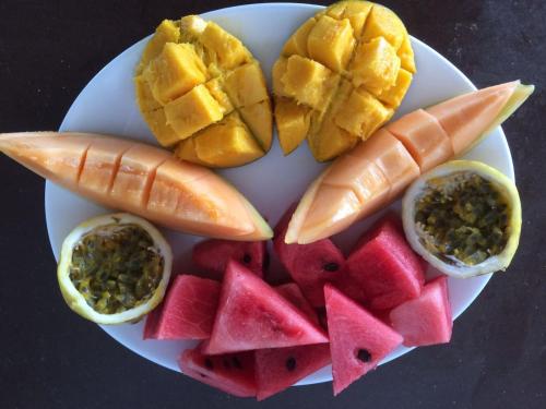 a plate of food with different types of fruit at Villa Cajou chambres d'hôtes chez l'habitant et Zanzibar cottage in Trois-Rivières