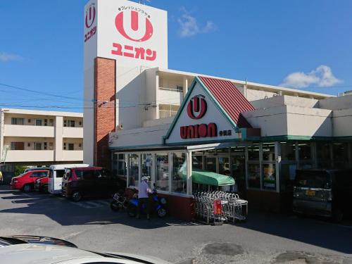 Un homme se tient devant un restaurant McDonald's dans l'établissement Big Tree JUDO ハウス, à Urazoe