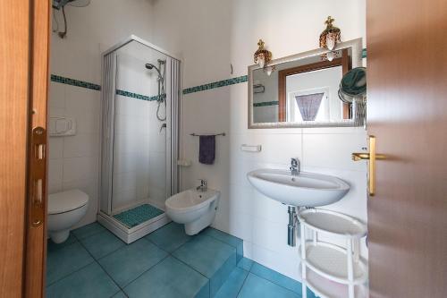 マツァーラ・デル・ヴァッロにあるCortile San Giovanniのバスルーム(シンク、シャワー、トイレ付)