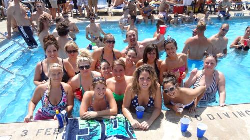 un grupo de personas en una piscina en Island Club #71, en Put-in-Bay