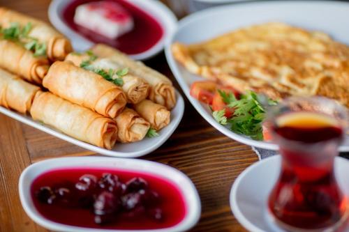 una tavola ricoperta di piatti di cibo e salse di Bel Canto Alaçatı Hotel ad Alaçatı