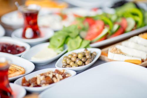 un tavolo sormontato da piatti di cibo con antipasti di Bel Canto Alaçatı Hotel ad Alaçatı