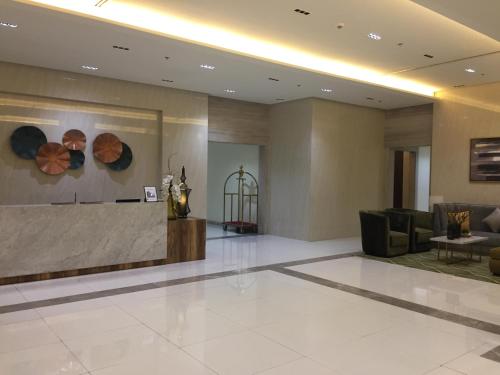 un hall d'entrée avec un bureau de réception dans un immeuble dans l'établissement 101 Newport Boulevard C1, à Manille