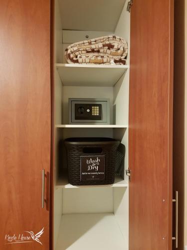 a cupboard with a microwave and a radio in it at Kinde House in Quito