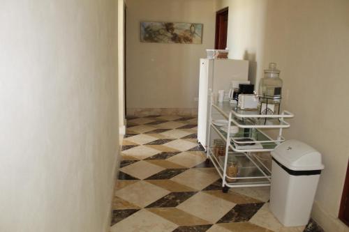 una cucina con frigorifero e pavimento a scacchi di Puerta del Mar Cozumel a Banco Playa