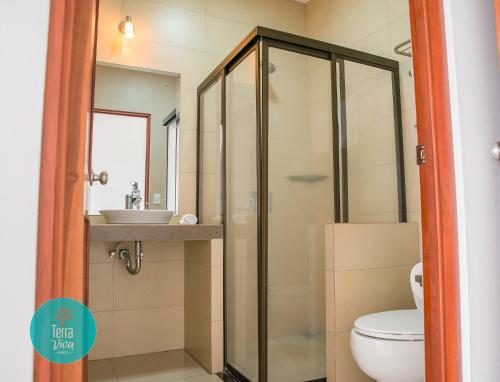 Hotel Terra Viva في Quesada: حمام مع دش ومرحاض ومغسلة