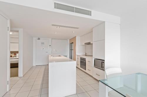 Echelon Apartments Yeppoonにあるキッチンまたは簡易キッチン