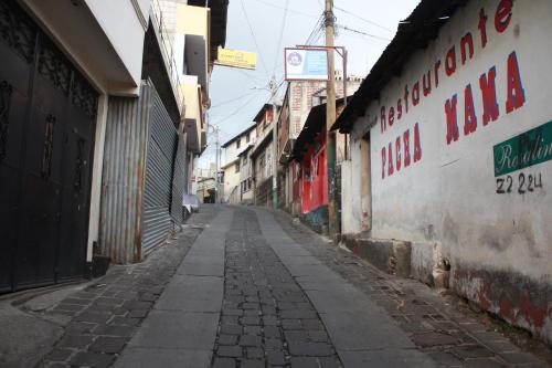 an empty alley with a sign on the side of a building at Una Noche Con Mical in San Pedro La Laguna