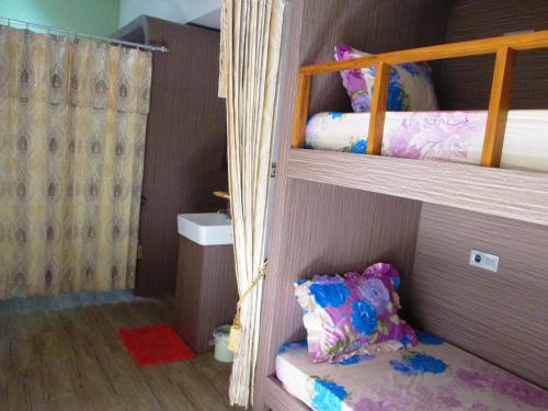 Krevet ili kreveti na kat u jedinici u objektu MJR Ticketing Guest House