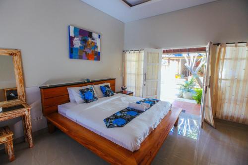 ein Schlafzimmer mit großem Bett und Fenster in der Unterkunft Villa Matahari in Seminyak