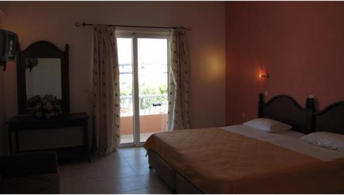 Un pat sau paturi într-o cameră la Valsami Hotel Apartments