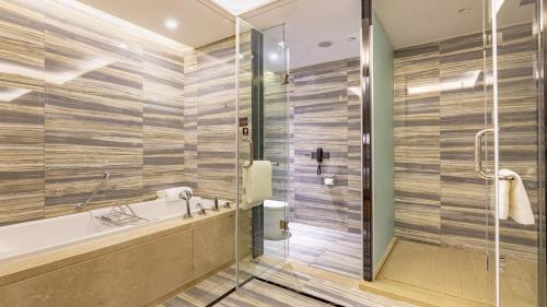 Bilik mandi di Jinling Grand Hotel Nanchang