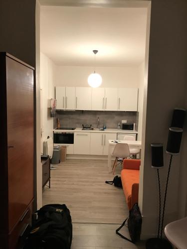 une pièce avec une cuisine et un salon dans l'établissement Notre Dame de Lorette 75009 Paris, à Paris