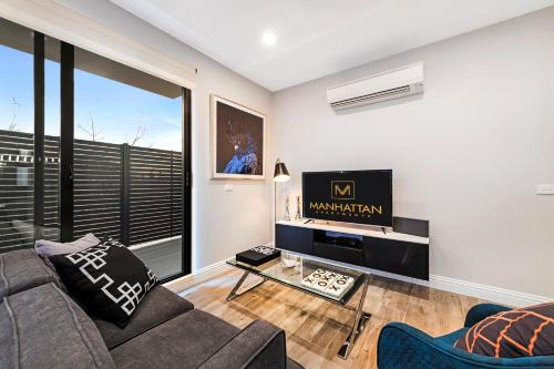 TV a/nebo společenská místnost v ubytování Manhattan Apartments - Caulfield North
