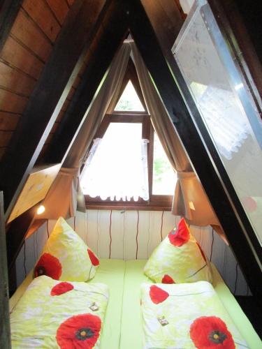 two beds in a small room with a window at Auf die 12 - Auf die 13 in Freyung