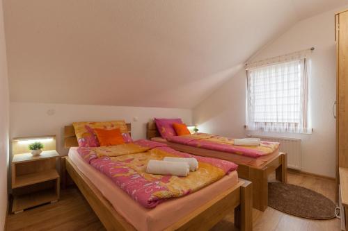 Ένα ή περισσότερα κρεβάτια σε δωμάτιο στο Apartment Ivan & Iva
