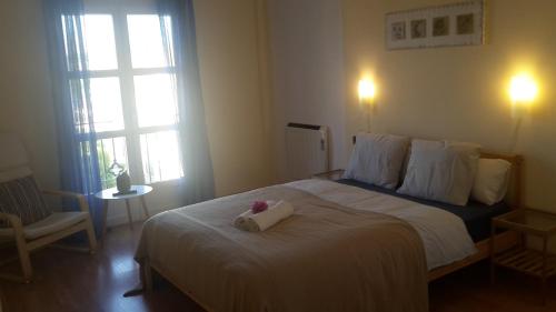 - une chambre avec un lit et une serviette dans l'établissement Chalet Trolio bed & breakfast, à Alhendín