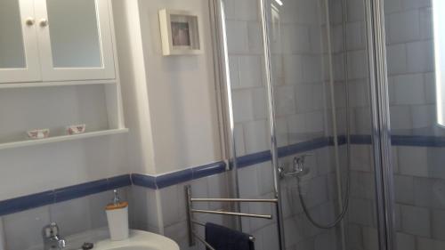 uma casa de banho com um chuveiro, um WC e um lavatório. em Chalet Trolio bed & breakfast em Alhendín