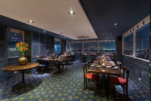 La Nueva Boutique Hotel Hanoi & Spa tesisinde bir restoran veya yemek mekanı